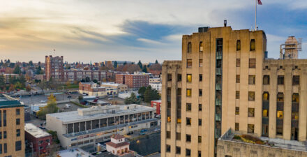 Vista del centro de Tacoma con el edificio municipal