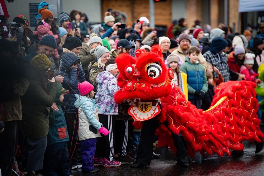 Traditional Chinese dance performance goes to crowd and interact