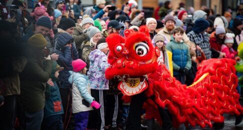 Traditional Chinese dance performance goes to crowd and interact