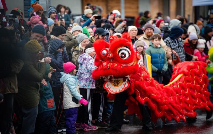 Traditional Chinese dance performance goes to crowd and interact